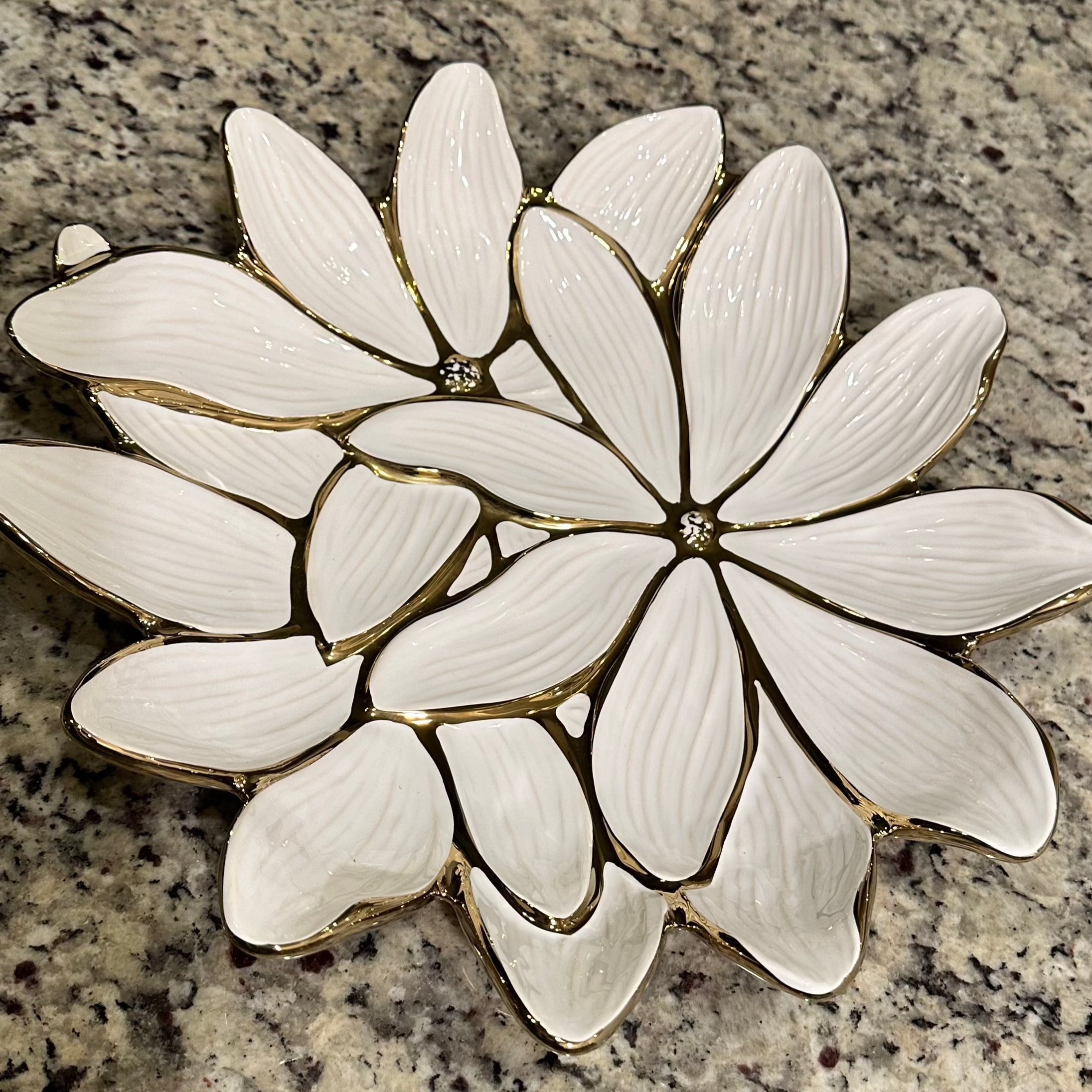 Plato de flores de porcelana blanca con borde dorado (11,75")