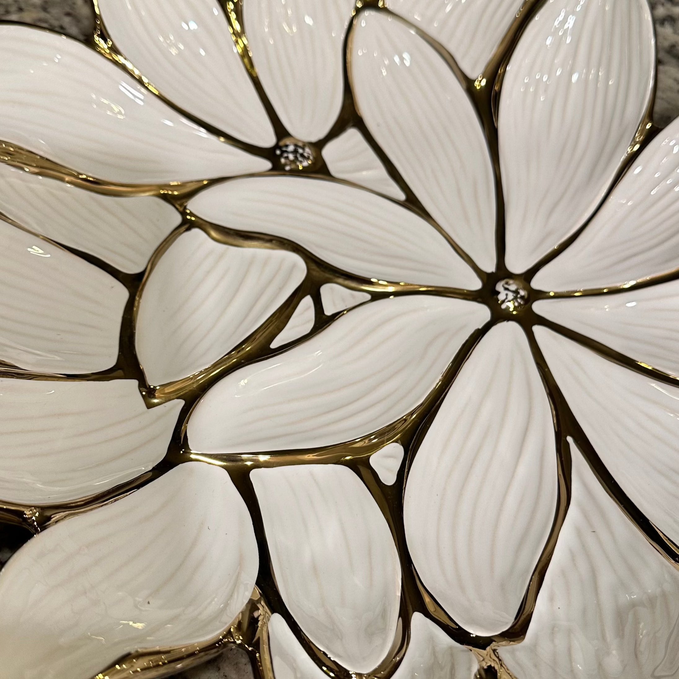 Plato de flores de porcelana blanca con borde dorado (11,75")